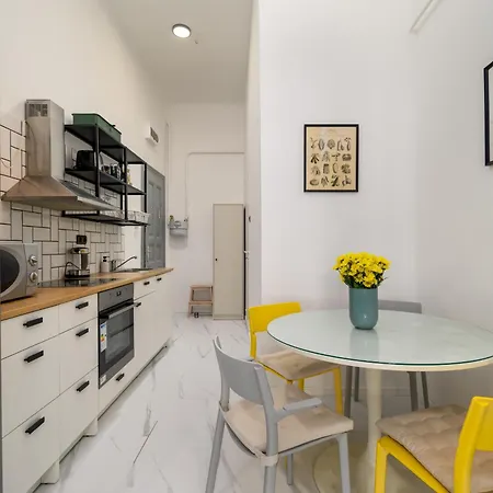 Downtown 2 Minutes From Opera House Apartment *