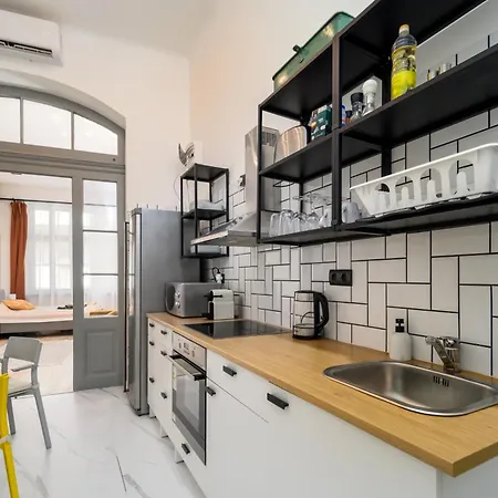 Downtown 2 Minutes From Opera House Appartamento *
